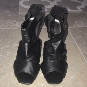 Glaze black peep toe pump